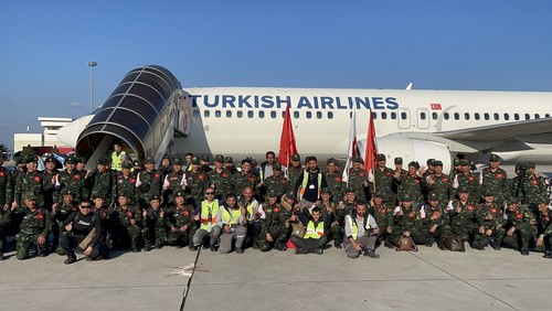 出色完成在土耳其任务 越南人民军支援救灾队启程回国 - ảnh 1