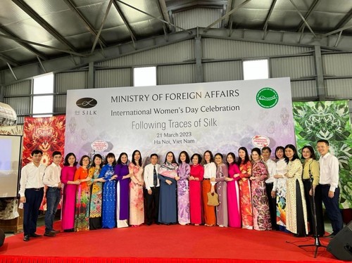 值三八国际妇女节之际，外交部举行与女外交官会晤 - ảnh 1