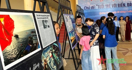 “青年与家乡海洋岛屿”资料图片展在广南省举行 - ảnh 1