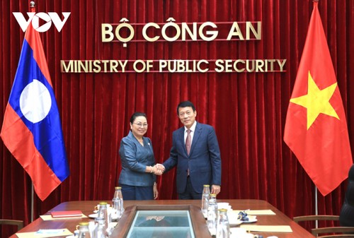 越南公安部长梁三光会见老挝驻越大使 - ảnh 1