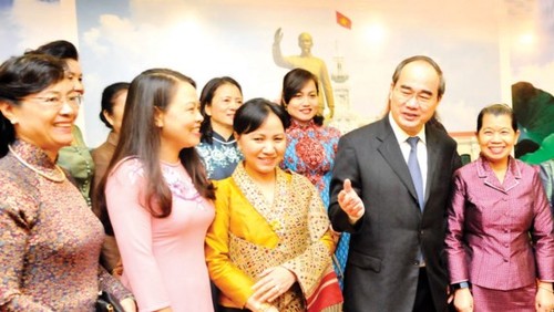 Une délégation de femmes vietnamiennes, cambodgiennes et laotiennes reçue par Nguyen Thien Nhan - ảnh 1