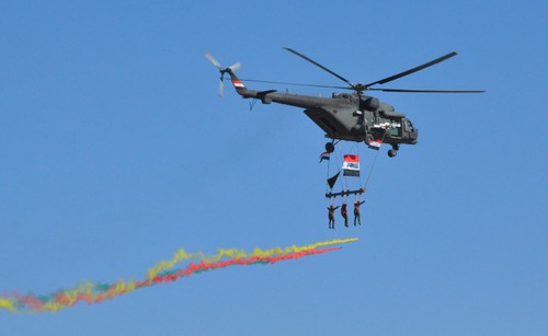 Défilé militaire à Bagdad pour fêter la victoire sur l'Etat islamique - ảnh 1