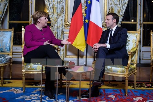 Macron et Merkel pour «approfondir encore» la coopération franco-allemande - ảnh 1