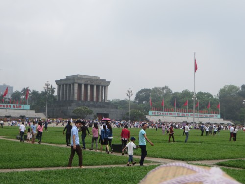 Hommages au président Hô Chi Minh en son mausolée - ảnh 1