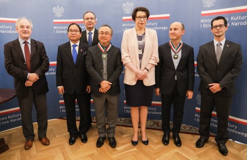 La Pologne remet sa plus haute distinction honorifique à l’artiste du peuple Dang Thai Son - ảnh 1