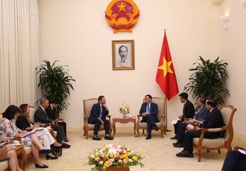 Vuong Dinh Huê reçoit l’envoyé commercial de la Première ministre britannique - ảnh 1