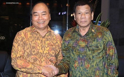 Le Premier ministre vietnamien rencontre le président philippin en Indonésie - ảnh 1