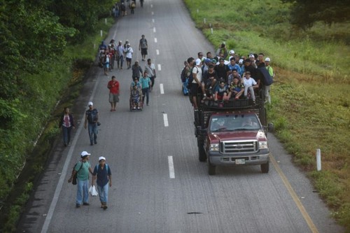 Face à l’avancée des migrants au Mexique, Trump va déployer l’armée à la frontière  - ảnh 1