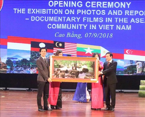 Exposition de photos et de films documentaires sur la communauté de l’ASEAN - ảnh 1