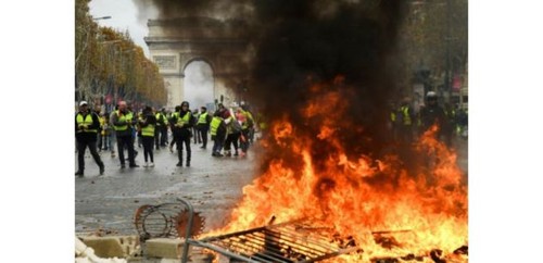 “Gilets jaunes” à Paris: chaos sur les Champs-Elysées - ảnh 1