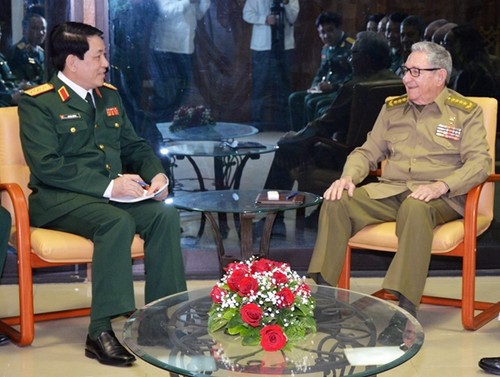 Un responsable de l’Armée populaire vietnamienne reçu par Raul Castro - ảnh 1