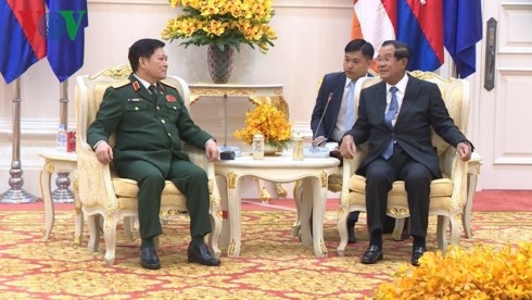 La défense reste le pilier des relations Vietnam-Cambodge  - ảnh 1