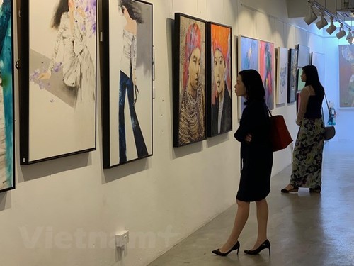 Exposition de peintures sur les femmes vietnamiennes à Singapour - ảnh 1