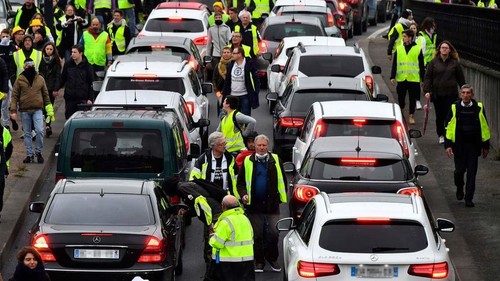Moins de 30 000 «gilets jaunes» manifestent en France - ảnh 1
