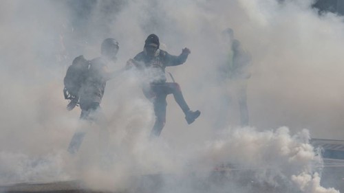 Gilets jaunes: la mobilisation en légère hausse, des tensions à Paris et Toulouse  - ảnh 1