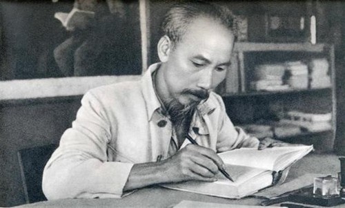 Des activités en l’honneur du 129e anniversaire de la naissance du Président Hô Chi Minh  - ảnh 1