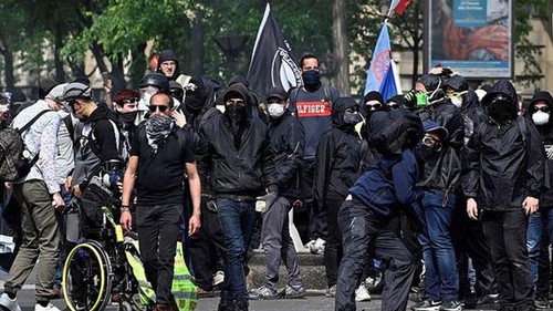 Des “gilets noirs” clandestins évacués du Panthéon à Paris - ảnh 1