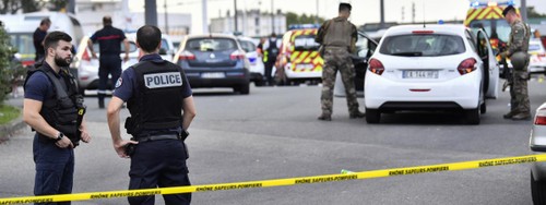 Attaque au couteau dans la banlieue de Lyon: un mort et huit blessés dont trois graves - ảnh 1