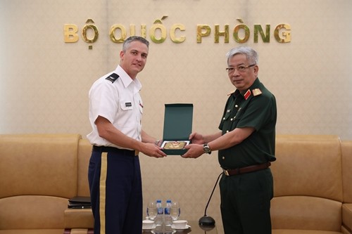 Nguyên Chi Vinh rencontre le nouvel attaché militaire américain au Vietnam - ảnh 1