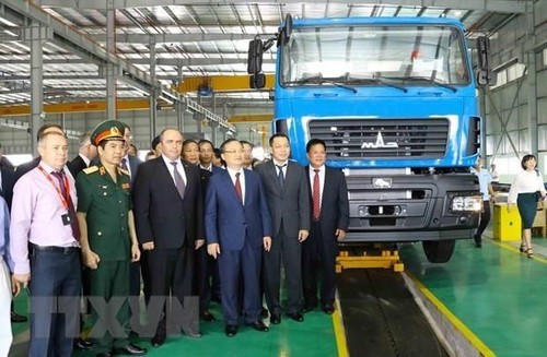 Le vice-Premier ministre biélorusse à l’inauguration d’une usine de Maz Asia - ảnh 1