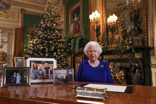 La reine Elizabeth II reconnait une année « semée d’embuches » dans son allocution de Noël - ảnh 1