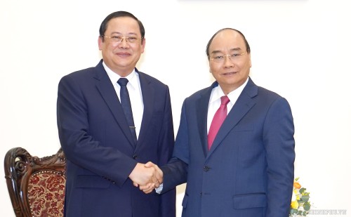 Nguyên Xuân Phuc reçoit le vice-PM et ministre laotien du Plan et de l’Investissement  - ảnh 1