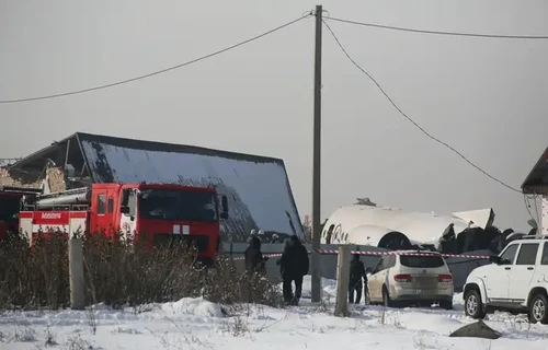 Crash d’un avion au Kazakhstan: Au moins 12 morts parmi la centaine de personnes à bord - ảnh 1
