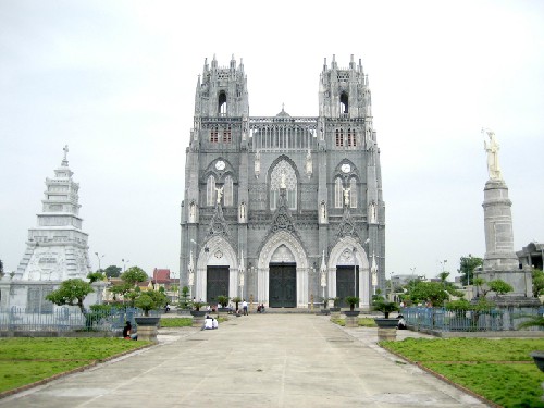 La basilique de l’Immaculée - Conception de Phu Nhai - ảnh 1