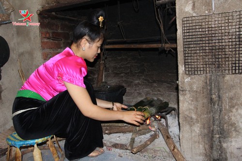 Du canard grillé dans un tube de bambou, une spécialité thaï - ảnh 2