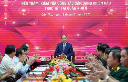 Têt : Nguyên Xuân Phuc présente ses vœux aux soldats de la 9e zone militaire - ảnh 1