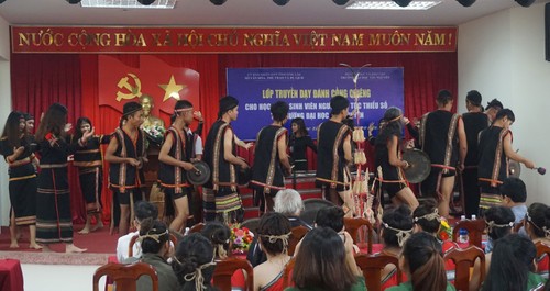 Dak Lak: quand la passion du gong est transmise aux étudiants - ảnh 1