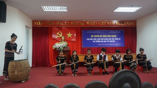 Dak Lak: quand la passion du gong est transmise aux étudiants - ảnh 2