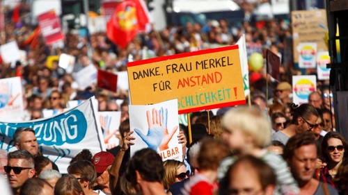 Après le double attentat d’Hanau, Angela Merkel dénonce le «poison» du racisme en Allemagne - ảnh 1