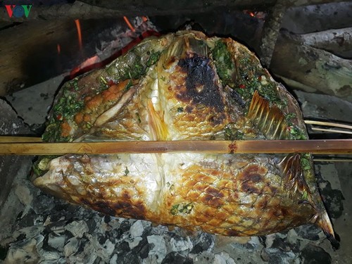 Le poisson plié grillé des Thaï du Nord-Ouest - ảnh 1