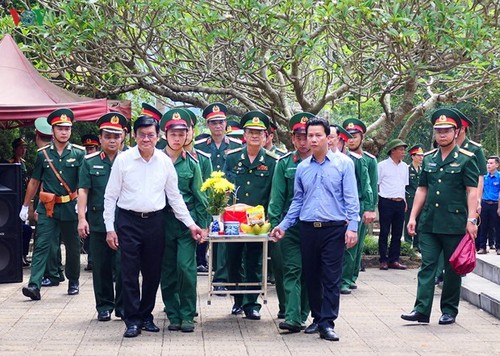 L’ancien chef de l’État Truong Tân Sang rend hommage à des héros morts pour la Patrie à Hà Giang - ảnh 1