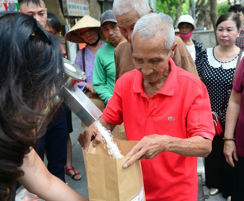 Covid-19: la Voix du Vietnam inaugure son distributeur automatique de riz - ảnh 1