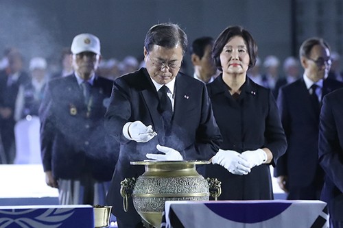 70e anniversaire du début de la guerre de Corée : Moon Jae-in salue les sacrifices des anciens combattants - ảnh 1