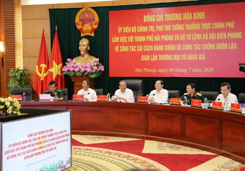 Truong Hoa Binh contrôle les avancées de la réforme administrative et de la lutte contre la contrebande à Haiphong - ảnh 1