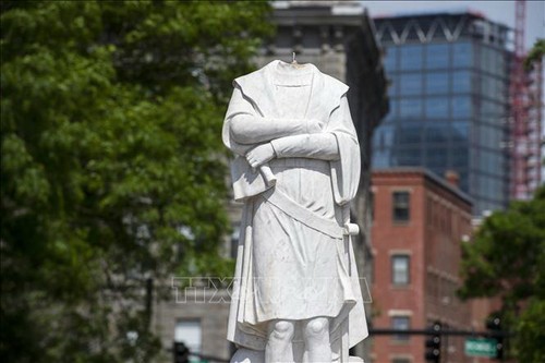 Etats-Unis : Des manifestants font tomber une statue de Christophe Colomb à Baltimore - ảnh 1