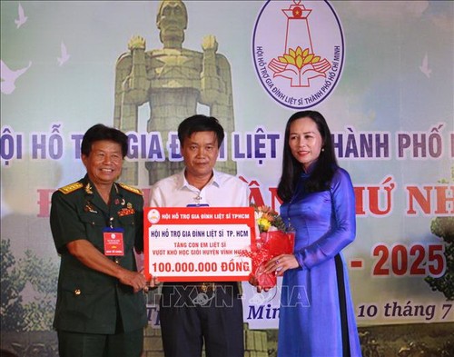 La jeunesse de Hô Chi Minh-ville rend hommage aux vétérans de guerre - ảnh 1