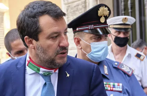 Le Sénat italien lève l’immunité de Matteo Salvini : vers un nouveau procès pour blocage de migrants - ảnh 1