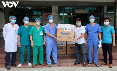 3000 surblouses offertes par VOV à des hôpitaux de Danang et Quang Nam - ảnh 1