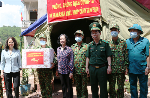La cheffe de la commission centrale de sensibilisation rend visite aux gardes-frontières de Lang Son - ảnh 1