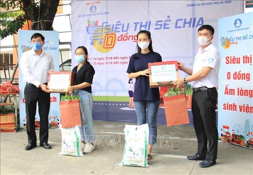 Danang : des « supermarchés gratuits » pour les étudiants impactés par le covid-19 - ảnh 1