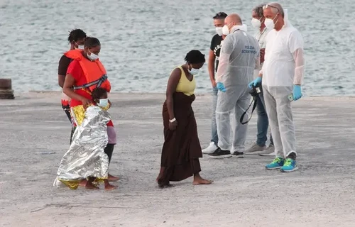 Alors que les migrants continuent d'accoster à Lampedusa, le maire veut déclarer la ville en grève - ảnh 1