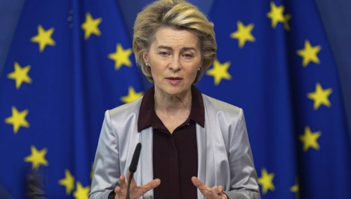 Ursula von der Leyen dénonce les “mensonges” de la Pologne et son véto “irresponsable” - ảnh 1
