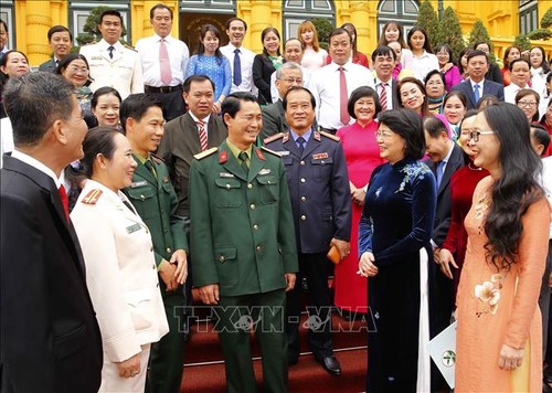 Dang Thi Ngoc Thinh rencontre des personnes exemplaires de Vinh Long - ảnh 1