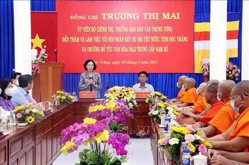 Soc Trang: Truong Thi Mai rend visite aux bonzes - ảnh 1