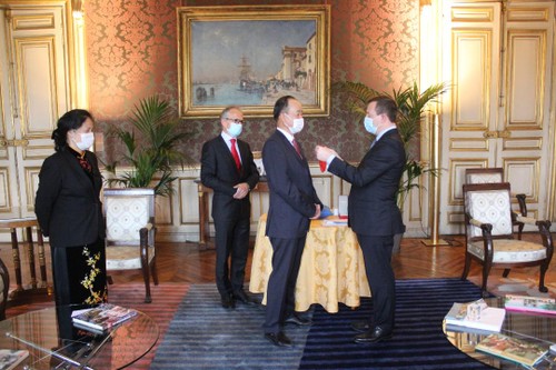 L’ambassadeur du Vietnam en France décoré de la légion d’honneur - ảnh 1