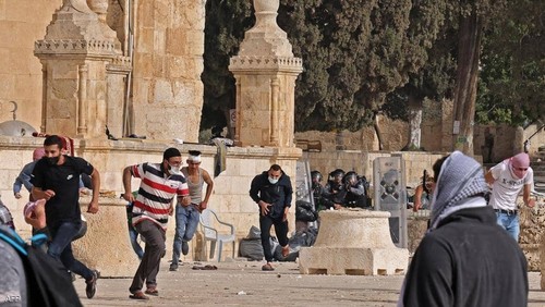 Israël : des centaines de Palestiniens blessés lors de heurts avec la police devant la mosquée Al Aqsa - ảnh 1